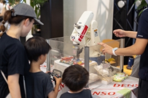 アーム型ロボット by DENSO